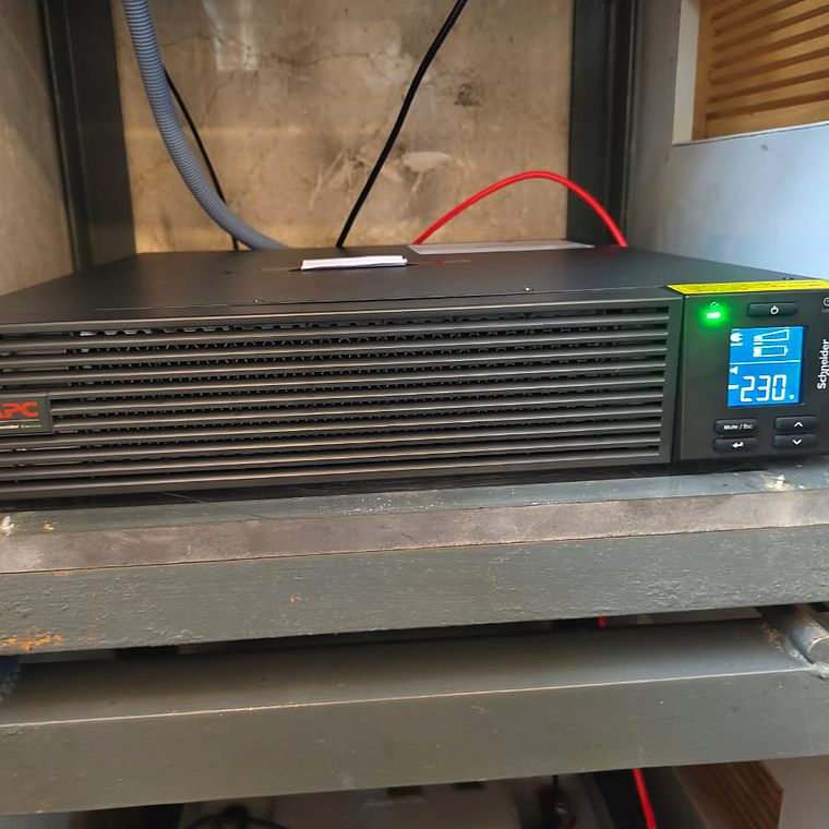 Rack-mounted UPS running on live load